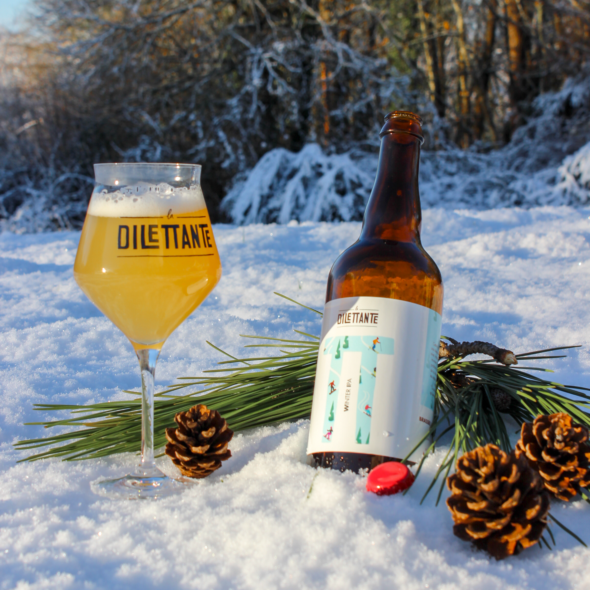 Winter IPA de la brasserie La Dilettante photographiée dans la neige
